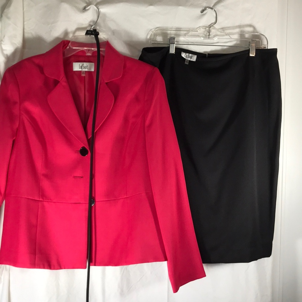 Lined 2 piece skirt suit with matching belt